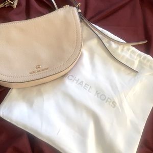 Super nice purse , only used once for a wedding. Perl color